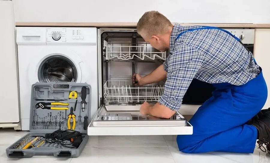 Karapürçek Smeg servisi teknisyen ekibi beyaz eşya tamiri yaparken